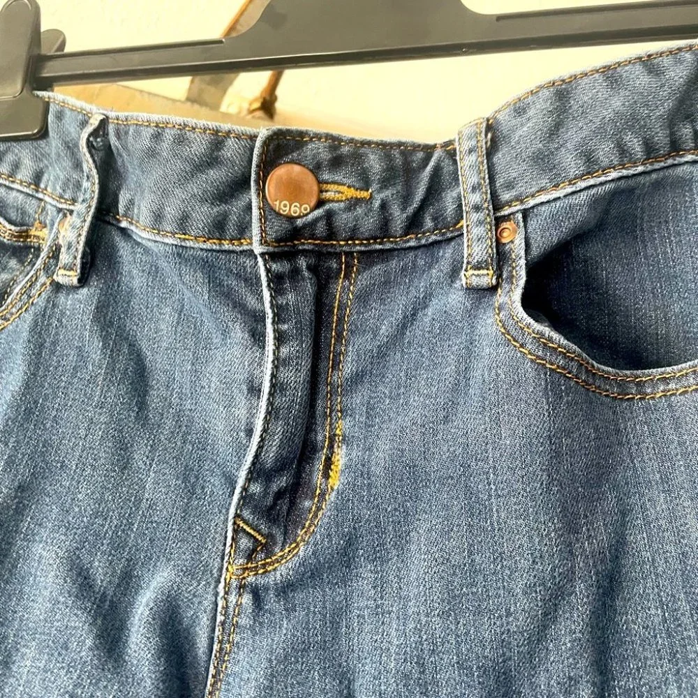 GAP 1969 curvy jeans. Slight flare. - Picture 7 of 9